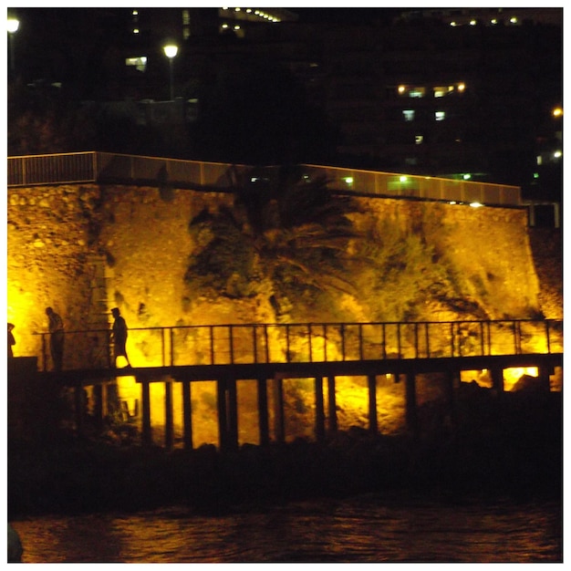 Foto uitzicht op de rivier's nachts