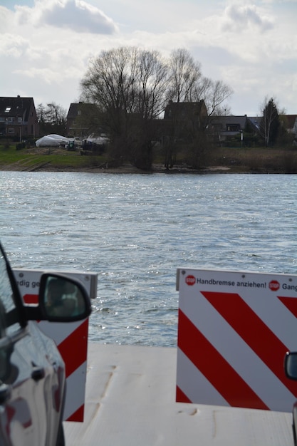 Foto uitzicht op de rivier tegen een bewolkte lucht