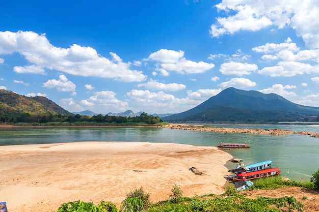 Uitzicht op de rivier van mae khong rivier en de een boot geparkeerd in de haven