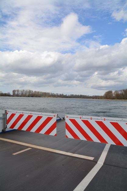 Foto uitzicht op de rivier vanaf een schip