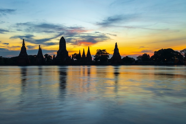 Foto uitzicht op de rivier wat chaiwatthanaram phra nakhon si ayutthaya provincie thailand