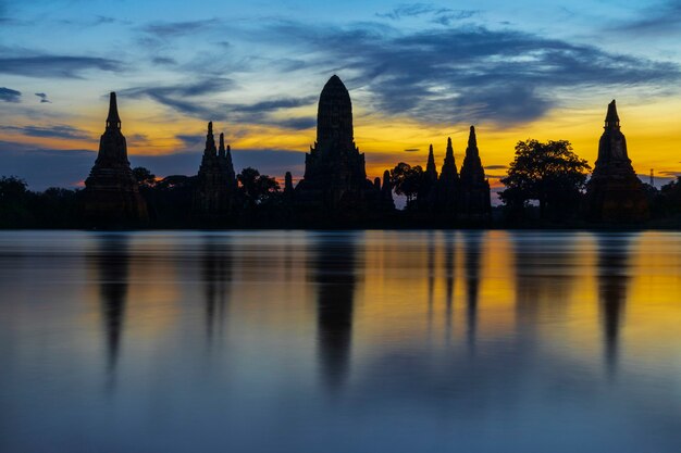 Foto uitzicht op de rivier wat chaiwatthanaram phra nakhon si ayutthaya provincie thailand