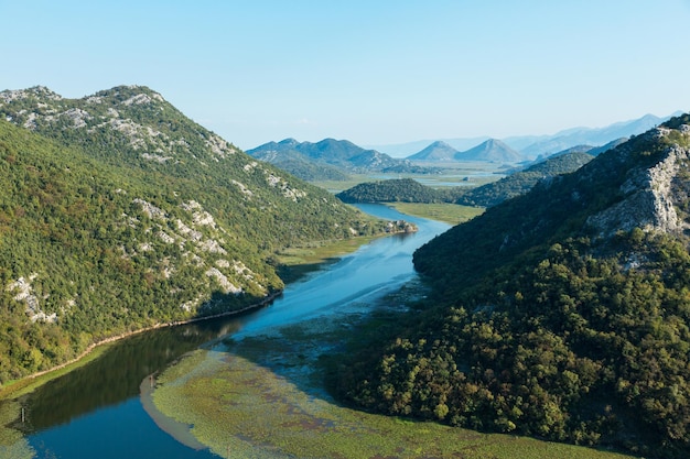 Uitzicht op de rivierbocht van de Rijeka Crnojevica-rivier in Skadar Lake National Park Montenegro Europe