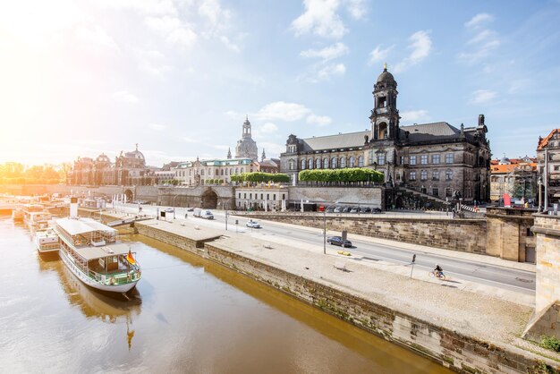 Uitzicht op de rivieroever van de Elbe met prachtige gebouwen en kerkkoepel tijdens het zonnige weer in de stad Dresden, Duitsland