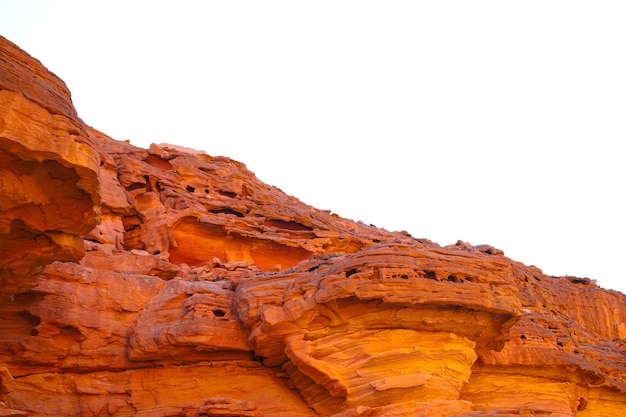 Uitzicht op de rode canyonrots tegen de blauwe lucht