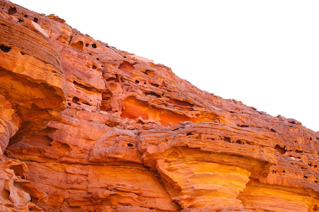 Uitzicht op de rode canyonrots tegen de blauwe lucht