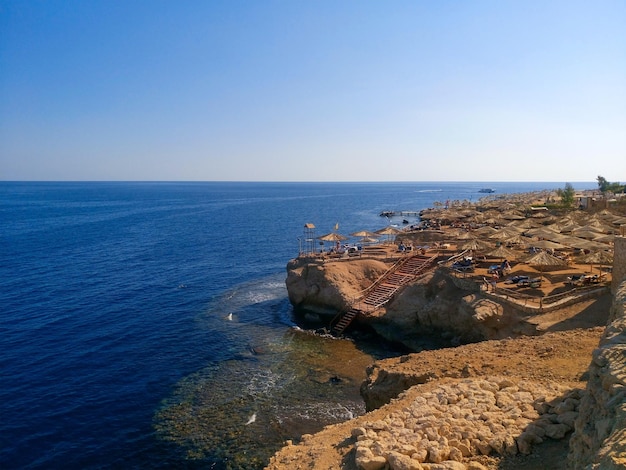 Uitzicht op de Rode Zee en het strand Sharm el Sheikh aan de zuidpunt van het Sinaï-schiereiland aan de kust van de Rode Zee van de Egyptische Rivièra