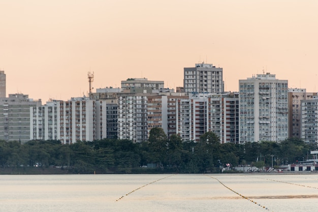 Uitzicht op de rodrigo de freitas-lagune in rio de janeiro, brazilië.