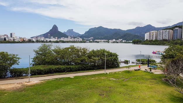 Uitzicht op de rodrigo de freitas-lagune in rio de janeiro