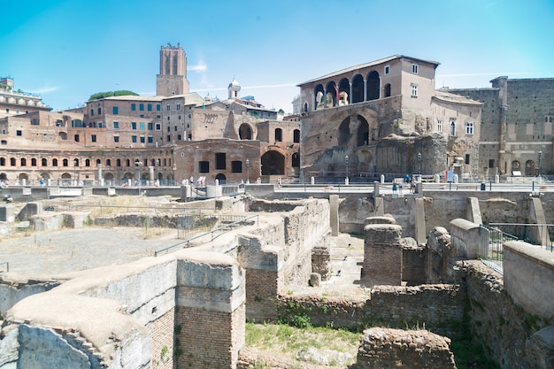 Uitzicht op de Romeinse ruïnes in een zonnige dag in Rome, Italië.