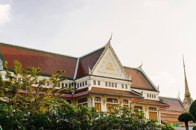 Uitzicht op de rondleiding door de boeddhistische tempels in wat arun, tailand