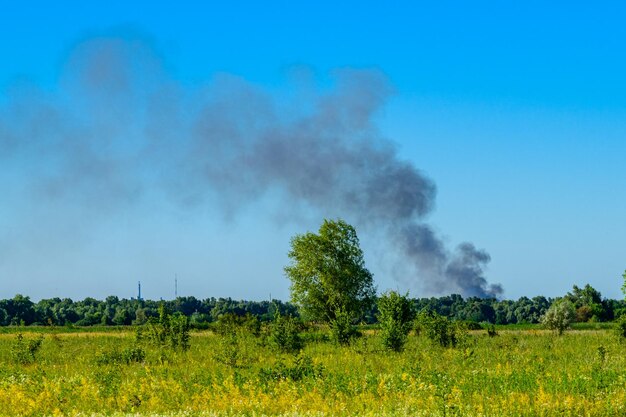 Foto uitzicht op de rook na een raket aanval op civiele objecten in de stad kremenchuk oekraïne