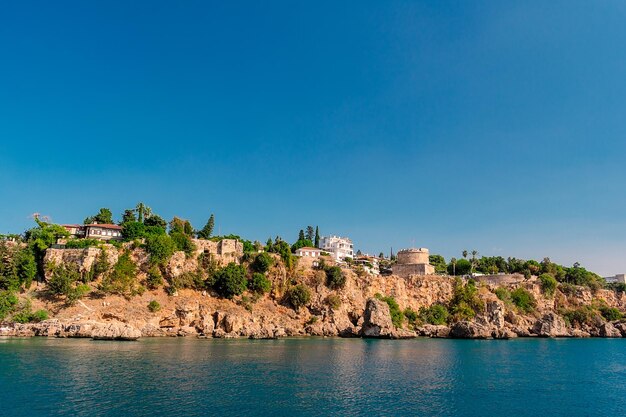 Uitzicht op de rotsachtige kust met hoogbouw in de stad Antalya