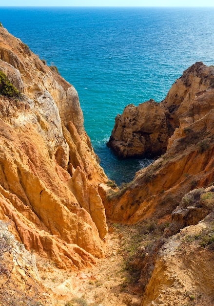 Uitzicht op de rotsachtige kust van de Atlantische Oceaan (Ponta da Piedade, Lagos, Algarve, Portugal).