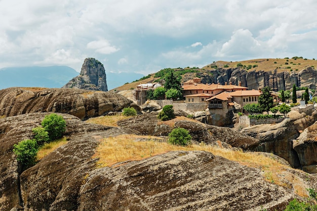 Foto uitzicht op de rotsen bij de kloosters van meteora, griekenland kalambaka