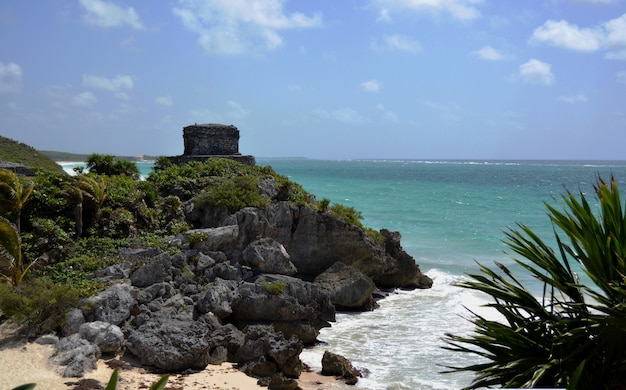 Uitzicht op de ruïnes van de oude stad in de Mexicaanse Riviera Maya