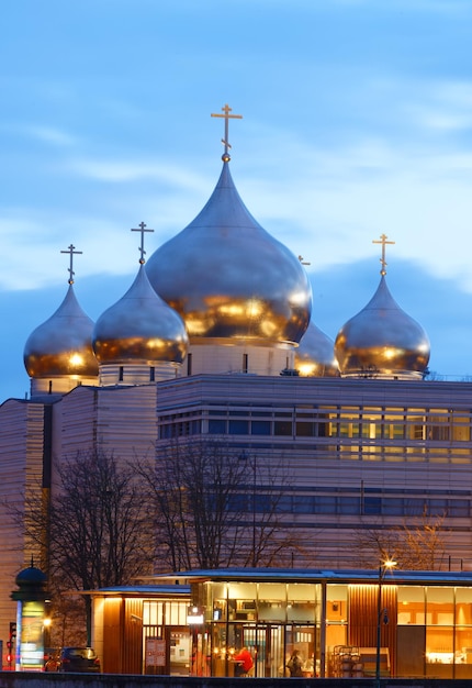 Foto uitzicht op de russisch-orthodoxe kerk kathedraal van de heilige drie-eenheid bij de eiffeltoren in parijs