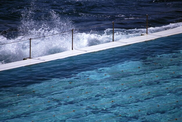 Foto uitzicht op de rustige blauwe zee