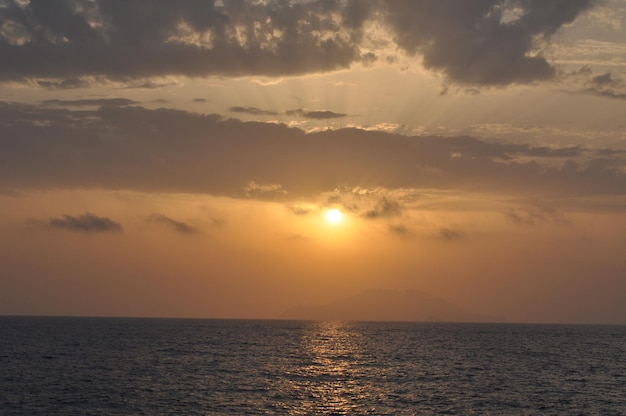 Uitzicht op de rustige zee bij zonsondergang