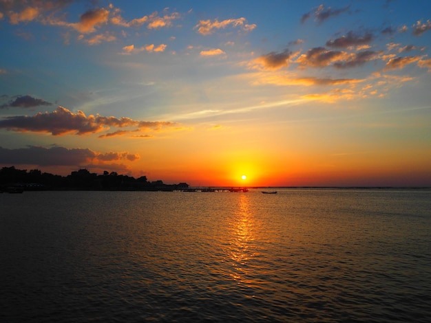 Uitzicht op de rustige zee bij zonsondergang
