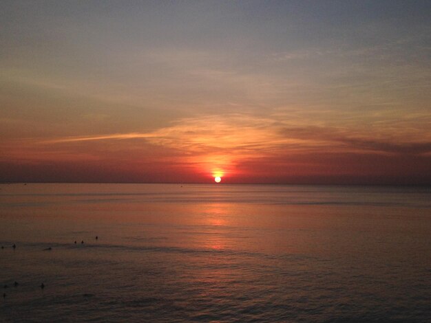 Uitzicht op de rustige zee bij zonsondergang