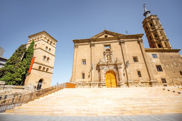 Uitzicht op de Saint Juan-kerk op het Pilar-plein in het centrum van de stad Zaragoza tijdens de zonnige dag in Spanje