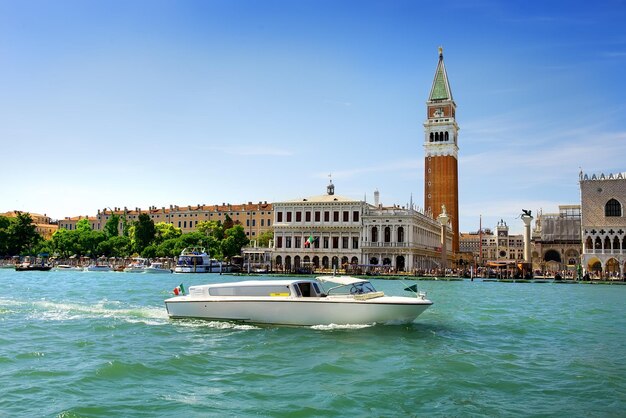 Uitzicht op de San Marco in Venetië vanaf het Canal Grande, Italië