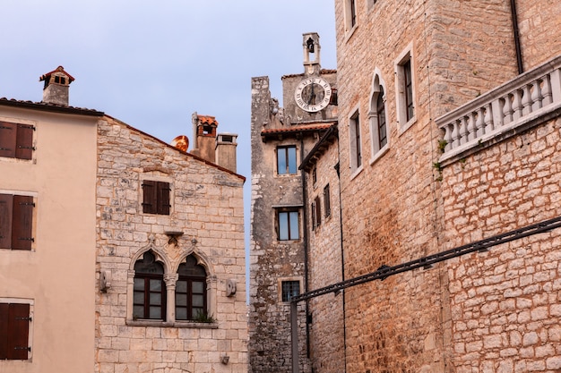 Uitzicht op de schilderachtige architectuur in Bale, Valle, Istrië. Kroatië