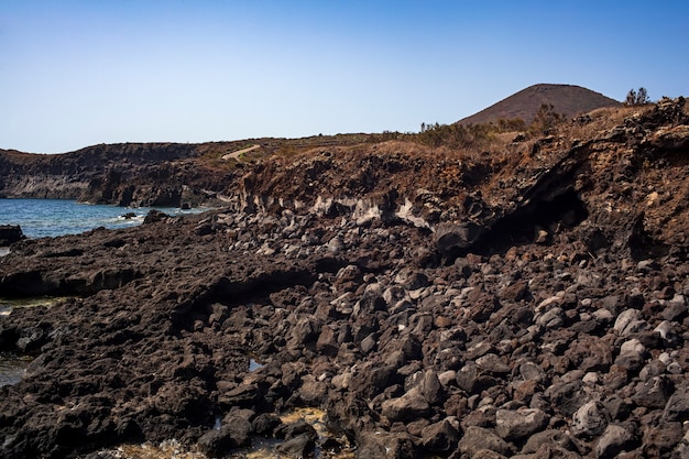 Uitzicht op de schilderachtige lavarotsklif op het eiland Linosa. Sicilië