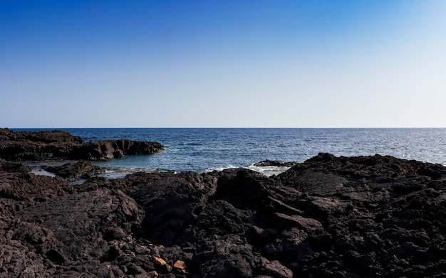 Uitzicht op de schilderachtige lavarotsklif op het eiland Linosa. Sicilië