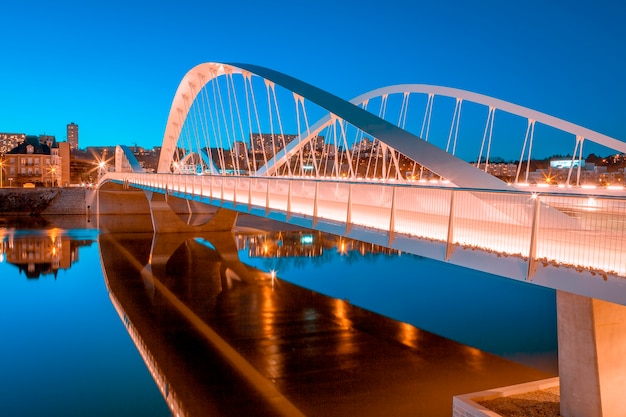 Uitzicht op de Schuman-brug 's nachts, Lyon, Frankrijk, Europa.