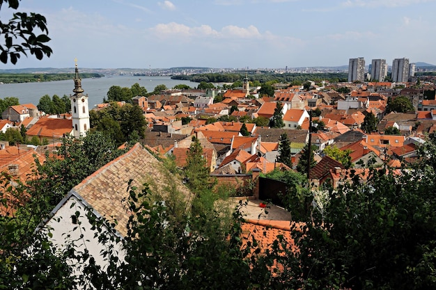 Uitzicht op de Servische hoofdstad Belgrado en de rivier de Donau vanuit de gemeente Zemun