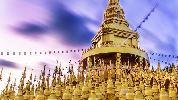 Uitzicht op de shwedagon pagode in de schemering