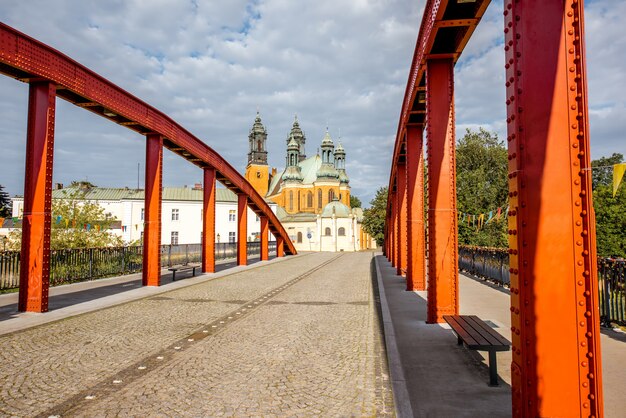 Uitzicht op de Sint-Petrus- en Pauluskerk met oude rode brug in Poznan, Polen