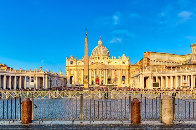 Uitzicht op de Sint-Pietersbasiliek en Piazza San Pietro in Vaticaanstad, Rome, Italië. Beroemd Roma-oriëntatiepunt.