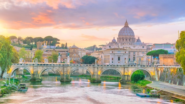 Uitzicht op de Sint-Pietersbasiliek in Rome, Italië bij zonsondergang