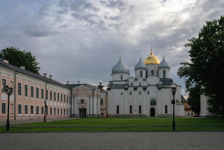 Uitzicht op de Sint-Sofiakathedraal van het Kremlin van Novgorod op een zomerdag Veliky Novgorod Rusland