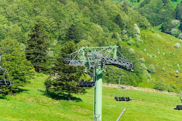 Uitzicht op de skibaan bij mont dore in het voorjaar