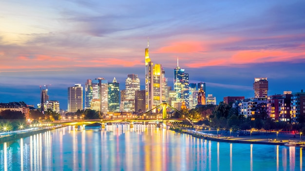 Uitzicht op de skyline van de stad Frankfurt in Duitsland bij zonsondergang