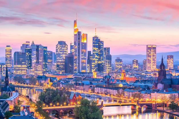 Foto uitzicht op de skyline van de stad frankfurt in duitsland in de schemering van bovenaanzicht