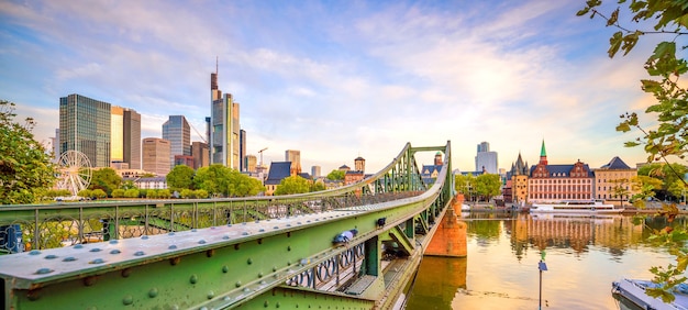 Uitzicht op de skyline van de stad frankfurt in duitsland