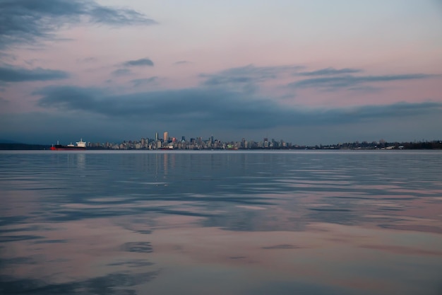 Uitzicht op de skyline van Downtown Vancouver vanuit het waterperspectief