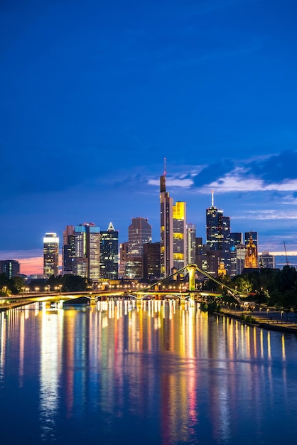 Uitzicht op de skyline van Frankfurt am Main in de schemering Duitsland