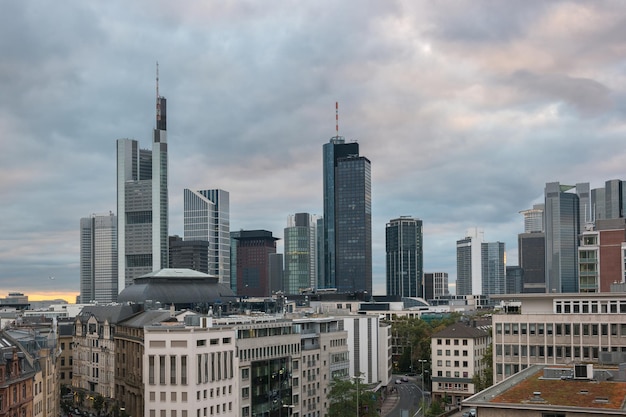 Uitzicht op de skyline van Frankfurt op een bewolkte dag