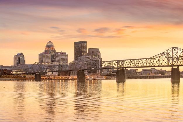 Uitzicht op de skyline van het centrum van Louisville in Kentucky, VS