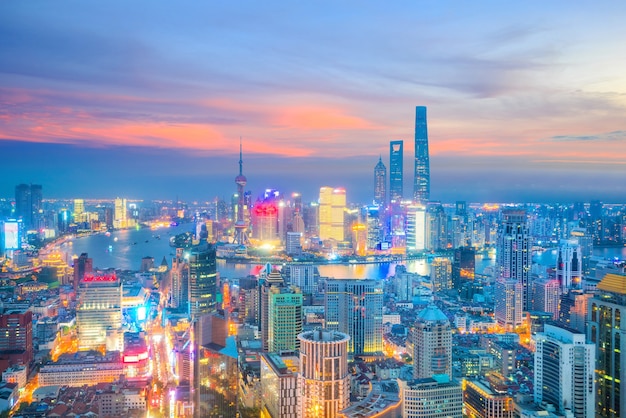 Uitzicht op de skyline van het centrum van Shanghai in de schemering in China