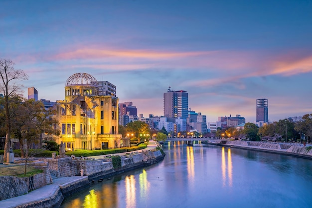 Uitzicht op de skyline van Hiroshima met de atoombomkoepel in Japan