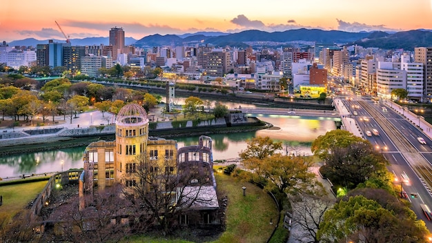 Uitzicht op de skyline van Hiroshima met de atoombomkoepel. UNESCO-werelderfgoed in Japan