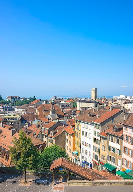 Uitzicht op de skyline van Lausanne naar het meer van Genève in de zomer