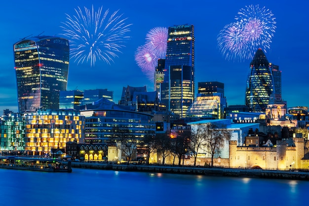 Uitzicht op de skyline van londen bij nacht